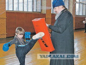 Cвященник кадилом выгнал из церкви подражателей