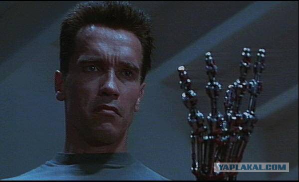 Сталевар голой рукой разбивает ручей расплавленного металла