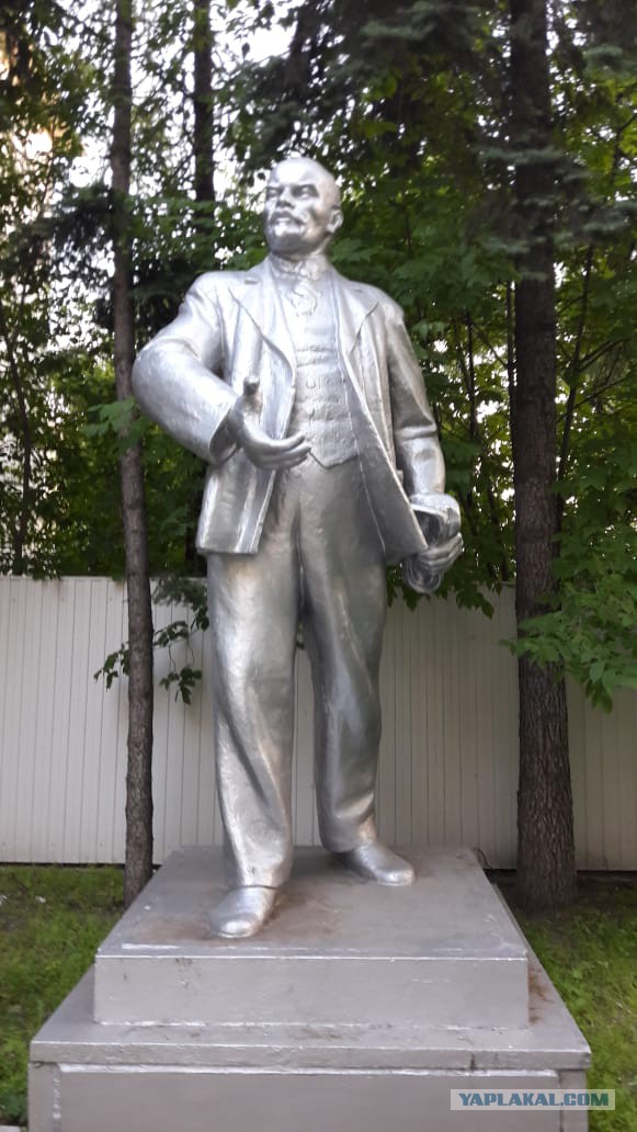 Самые странные памятники Ленину со всего света