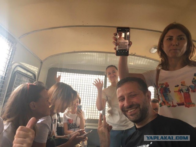 Уже более 200 человек задержали на шествии в поддержку Ивана Голунова на Чистопрудном и Цветном бульварах в Москве