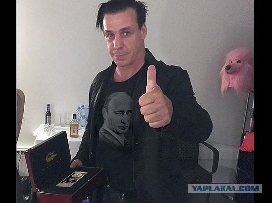 В Британии Микки Рурк пришёл на съёмки в футболке с изображением Путина