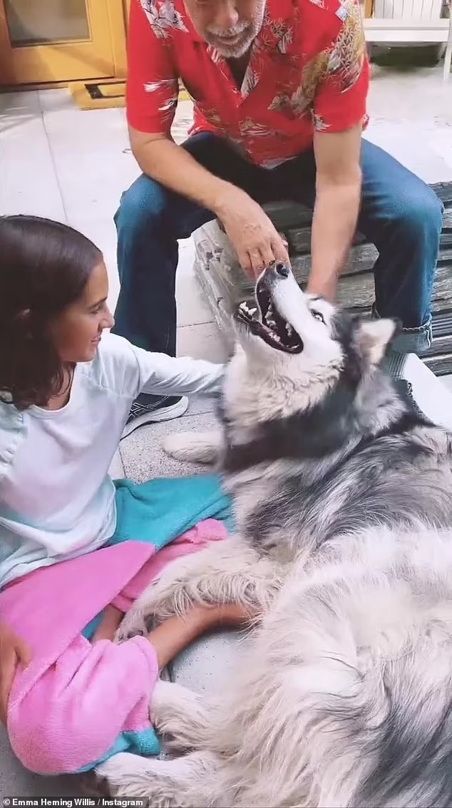 Новые фото Брюса Уиллиса в компании семейства