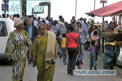 Как паркуются в Париже и цена на топливо. Фото.