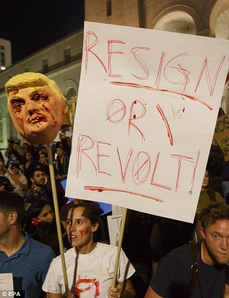 "Анти-Трамп": десятки тысяч протестующих выступают по всей Америке, реагируя на победу Трампа