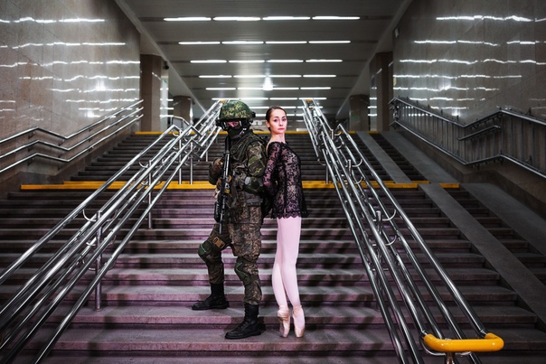 Военные сфотографировались с балеринами в метро Екатеринбурга