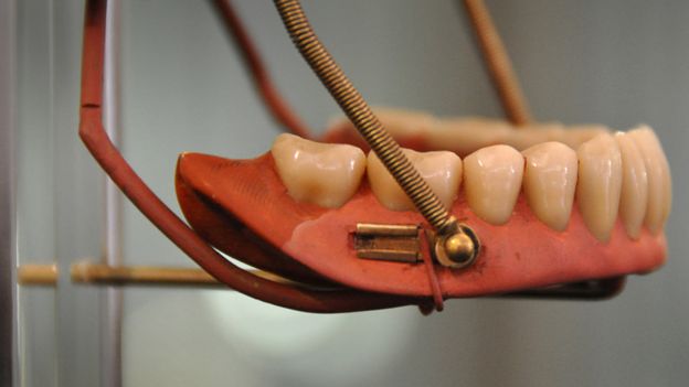 Зубы Ватерлоо: как циничные стоматологи превратили трупы солдат в бизнес