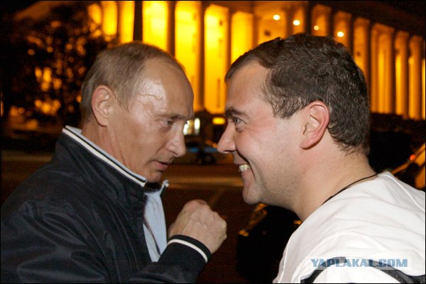 Путин и Медведев смотрят футбол в Сочи