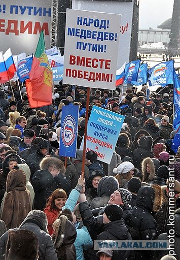 В Москве девушка вышла с плакатами в поддержку силовиков. Её задержали.
