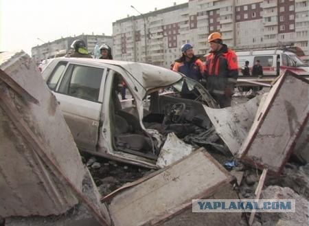 В Красноярске на прохожих рухнул башенный кран