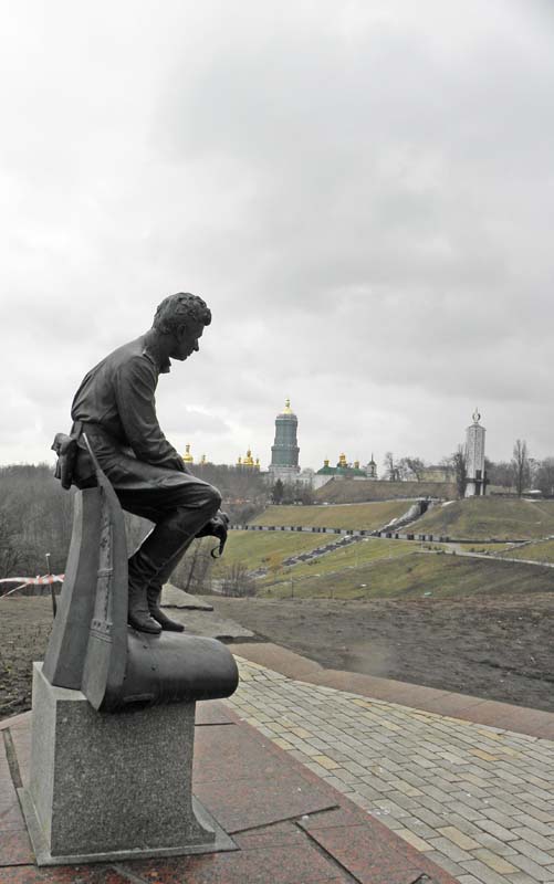 Памятник военным летчикам в Киеве.