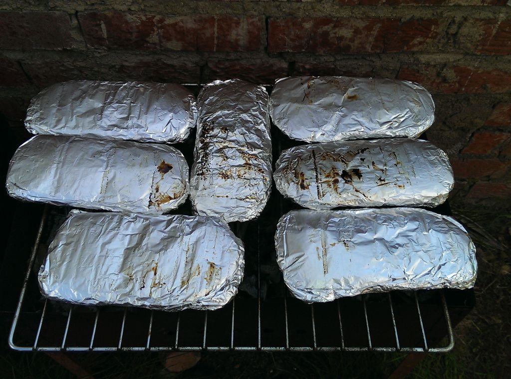 мясо в фольге на мангале. лодочки из фольги для запекания. картошка в фольге на углях. мясо в фольге на углях на мангале. газовая поверхность фольга.