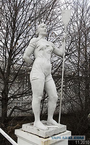 Жителей Сергиева Посада шокировал "порнографический" памятник выпускникам 1941 года