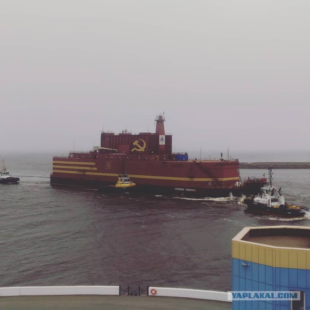ПЭБ «Академик Ломоносов» покинул Балтийский завод