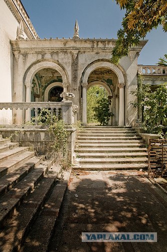 Заброшенный вокзал в Гаграх (12 фото)