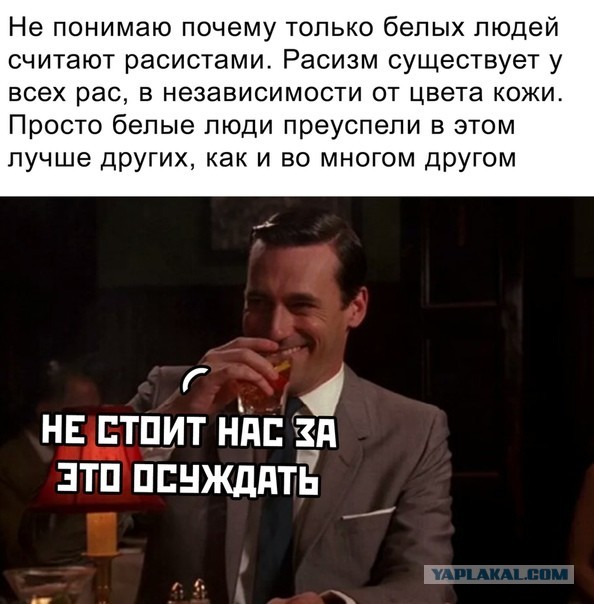 Обезьянка прикалывается