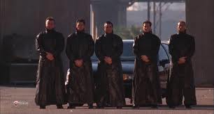 Сотрудники банка "Траст" гадят в лифтах