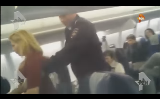 Нетрезвую блондинку сняли с авиарейса Москва-Уфа