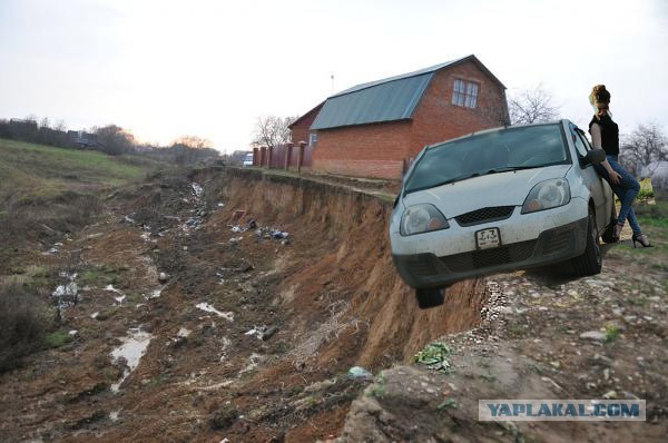 "Стою такая - рядом с дорогой тачкой"