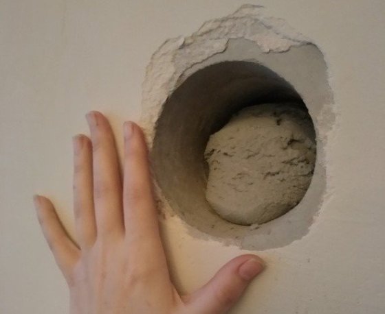 Обнаружили сквозную дыру между стенами