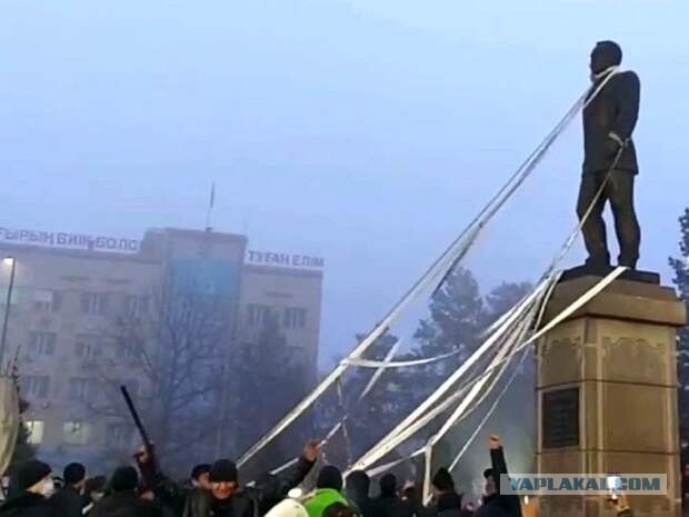 В Алматы Виктория Нуланд раздавала протестующим пакетики с насваем