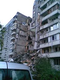 Часть дома обвалилась из-за взрыва бытового газа в квартире в Саратове.