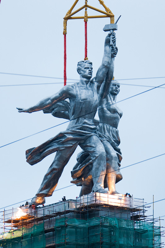 "РАбочий и Колхозница" вернулись на свое место