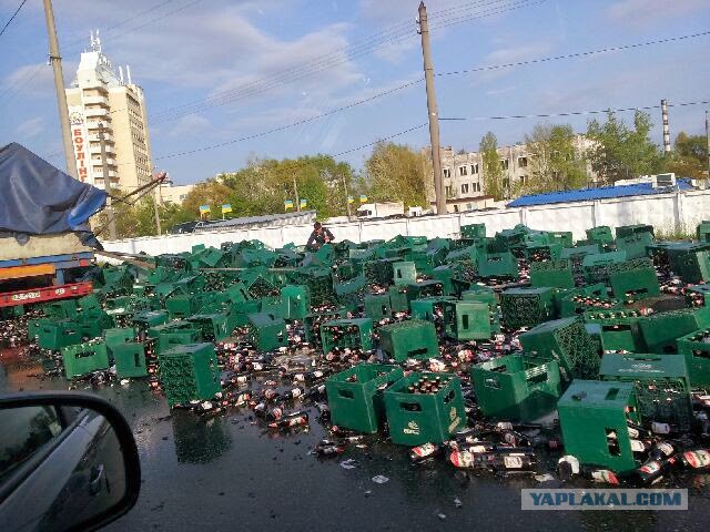 В Киеве перевернулась фура с пивом.