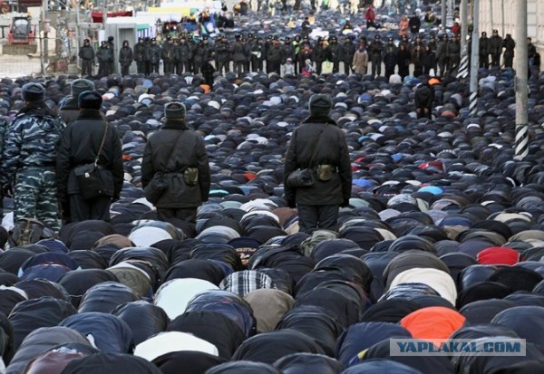 Нетолерантные французы распевали Марсельёзу, чтобы помешать муслимам молиться