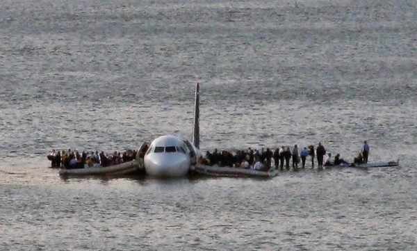 Самолет с 60 пассажирами на борту разбился в Иране