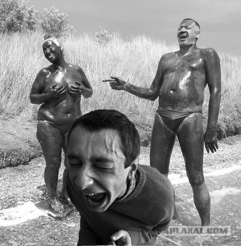 Фотожаба: Пляжники у нефтяного танкера