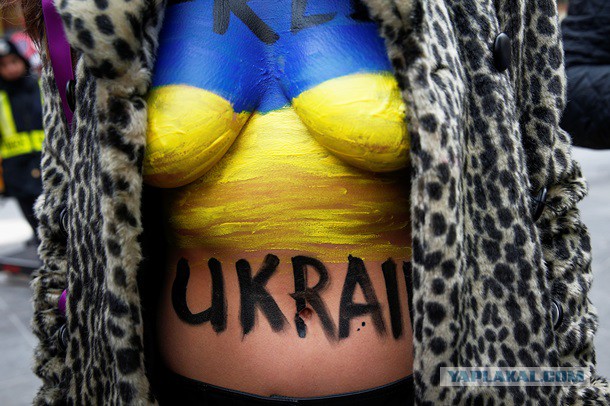 Пленных украинских военных ведут по улицам Донецка