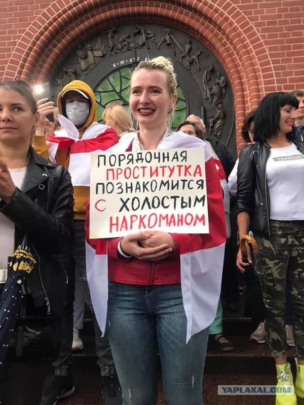 Лукашенко снова вышел из резиденции с автоматом