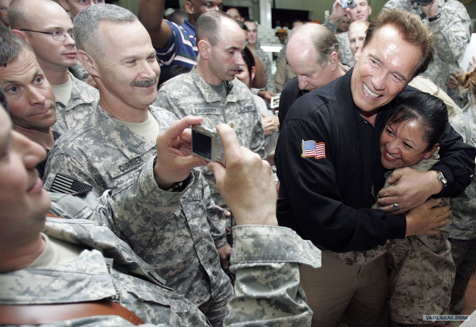 Кого поддерживает сша. Шварценеггер в Ираке 2003. Шварценеггер в Ираке. Американские солдаты в Ираке. Шварценеггер военный.
