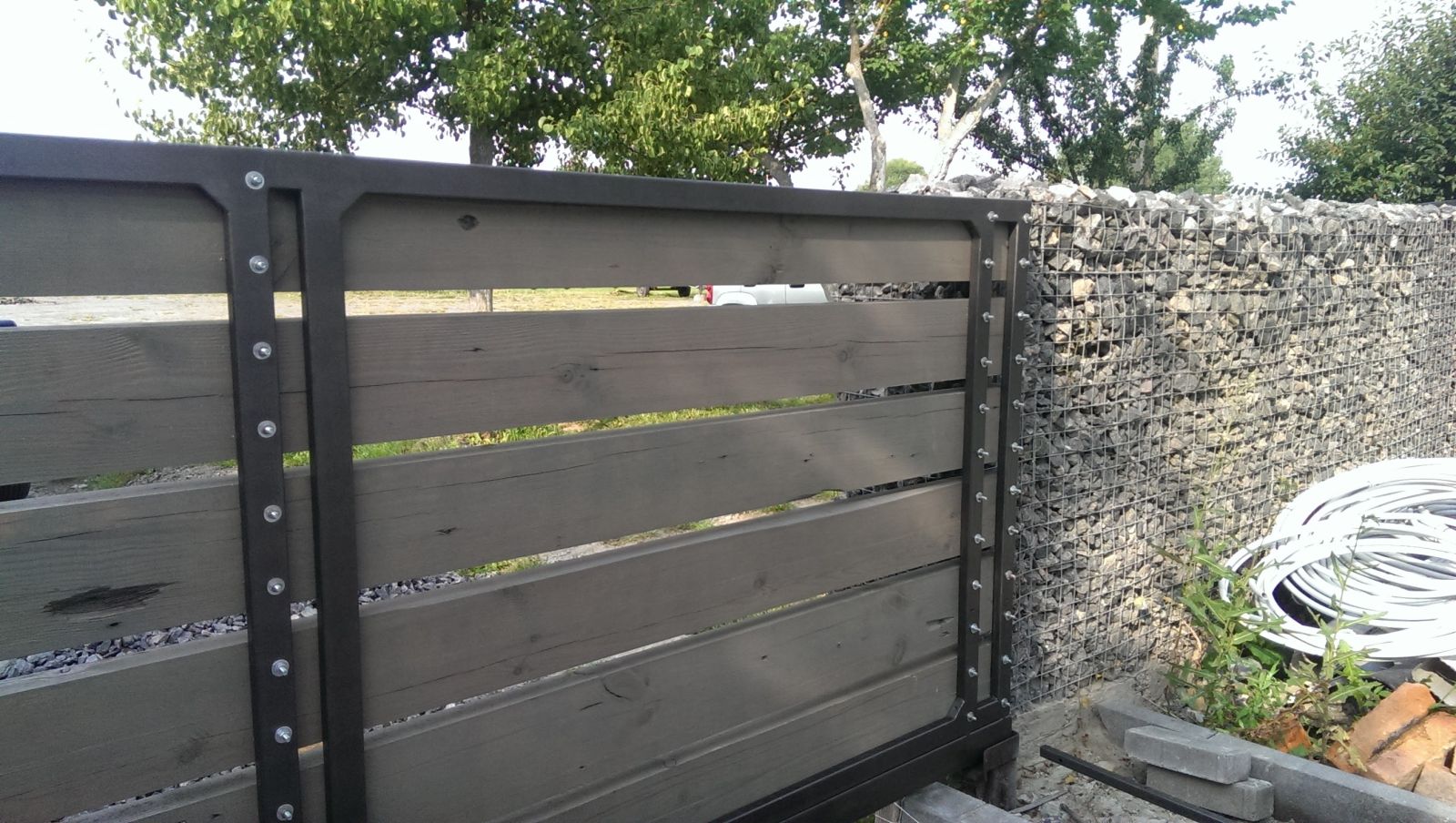 Гаражные ворота из профлиста. Зашивка ворот. Зашивка ворот. Забор из сайдинга экобрус 7024. Зашивка ворот металлосайдингом.