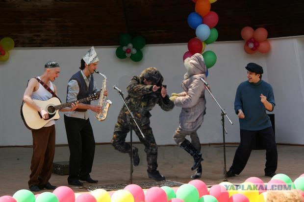 Фотожаба: Сейчас он ей...