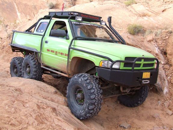 Скалы, болота,равнины - все равно: Dodge Ram T-rex