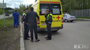В Екатеринбурге водитель Toyota Land Cruiser поругался с медиками и сбил водителя скорой помощи