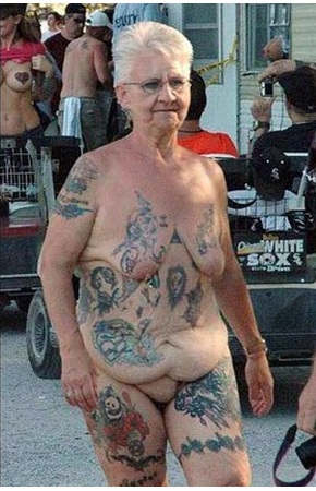 Девушки с татуировками. Одетые и не совсем.