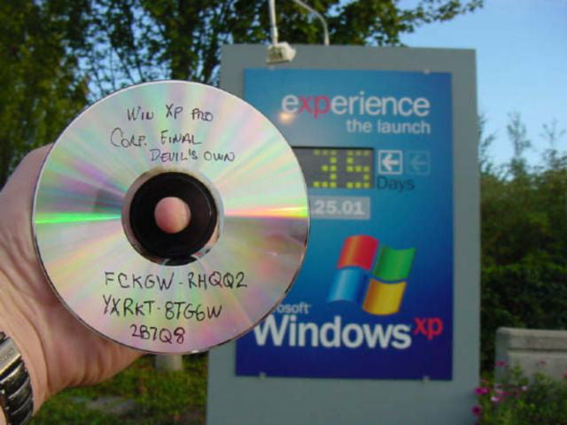 Минутка ностальгии: Билл Гейтс держит диск с еще не вышедшей Windows XP