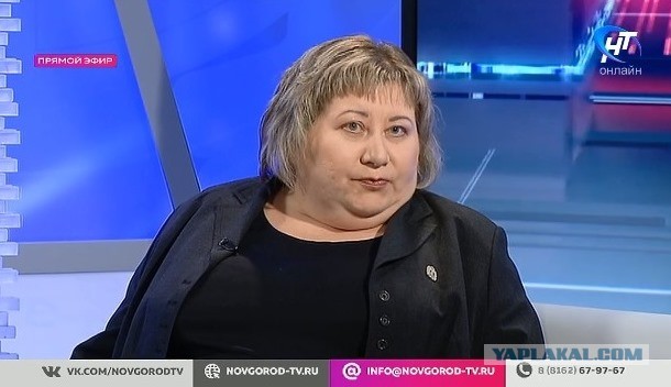 В Новгородской области повесили баннер со Сталиным, «наблюдающим» за министром ЖКХ