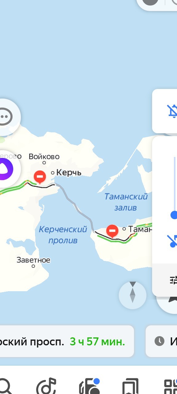 Движение на Крымском мосту остановили из-за ЧП