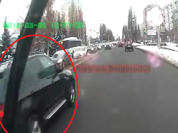 В Белгороде водитель на BMW хотел проскочить, но влетел в пешеходов на тротуаре