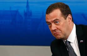 Когда Турчак говорит про отсутствие Медведева, в зале слышны смешки.