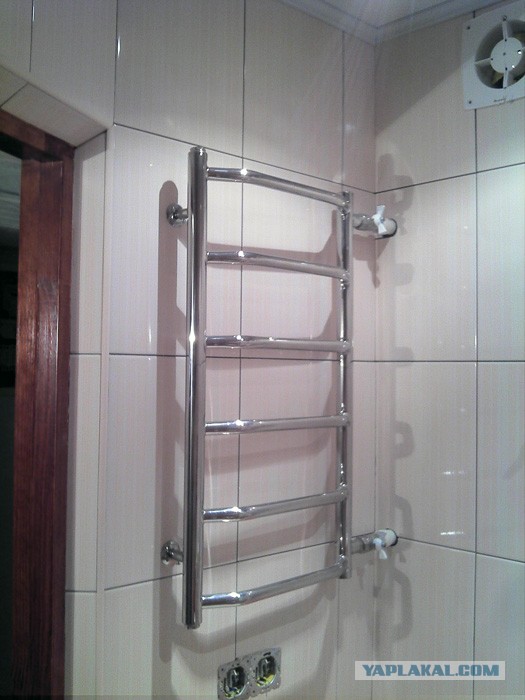 Деревянное дверное полотно дёшево и сердито.