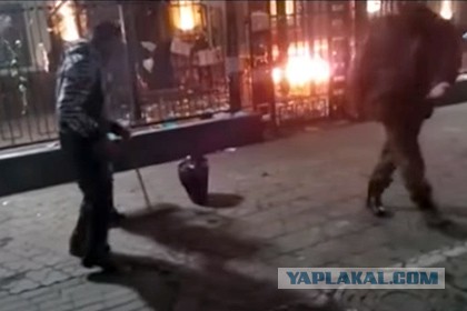 Посольство России в Киеве забросали коктейлями Молотова