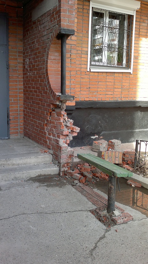 Девятиэтажка перебежала дорогу