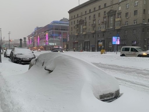 Москву ночью завалило снегом. Город стоит в 9-балльных пробках, нет движения на МКАДе, шоссе Энтузиастов, Варшавке и Ярославке