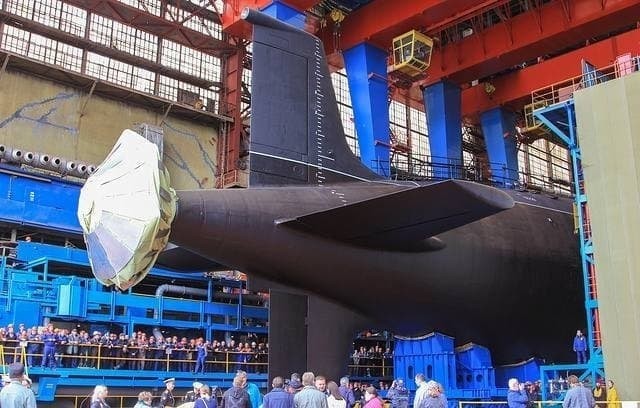 Атомный подводный ракетный крейсер «Красноярск» проекта 885 «Ясень-М» — самый большой в мире — сегодня спустили на воду в Северодвинске