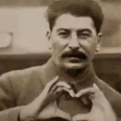 Идёшь такой в 1930 году по тротуару, встречаешь товарища Сталина с товарищем Кировым