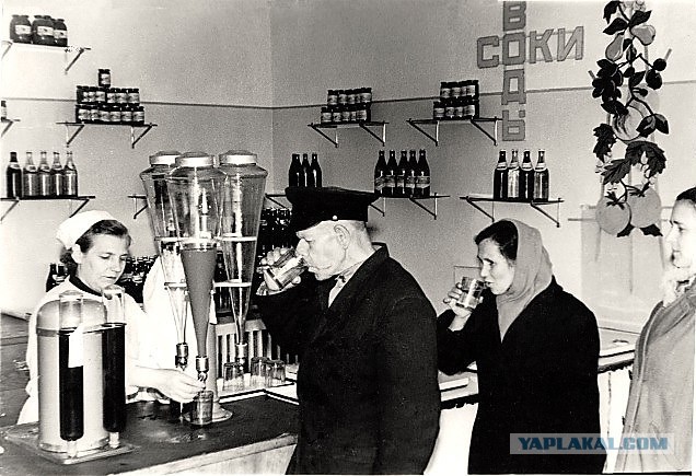 Почему раньше все пили газировку из одного стакана и не болели